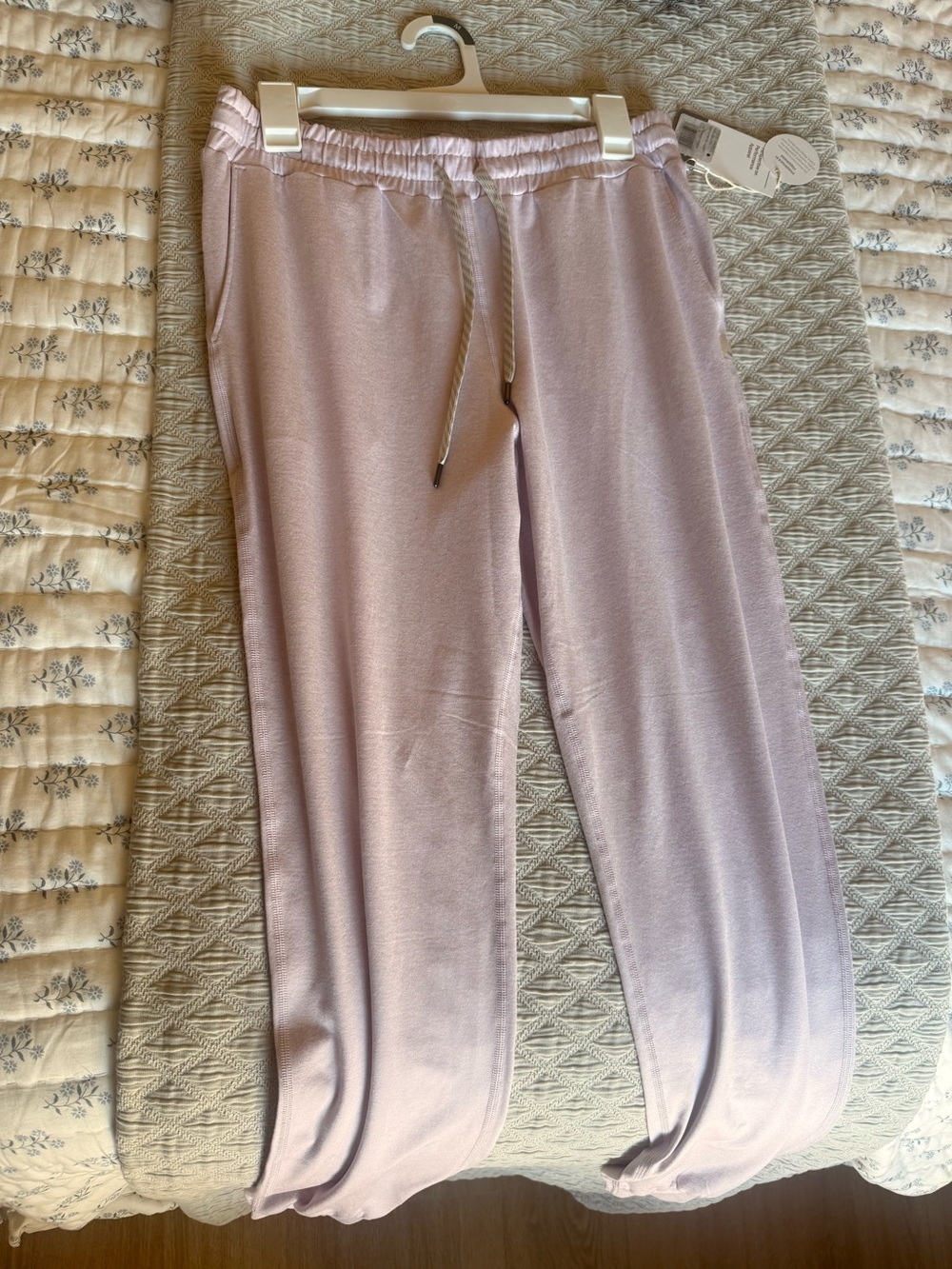 Vuori Joggers in Lilac